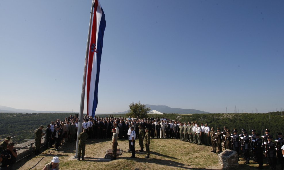 Hrvatska zastava na kninskoj tvrđavi Oluja