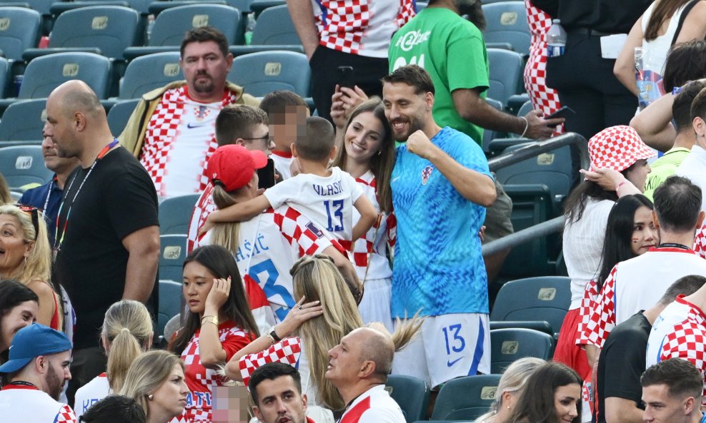 Igrači s obiteljima nakon utakmice
