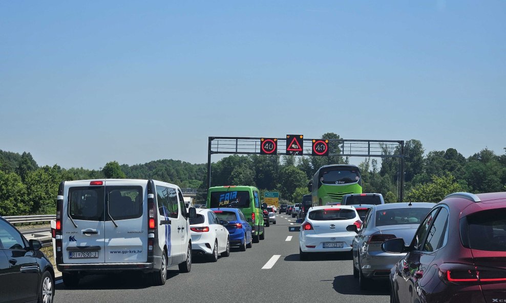 Kolona između Novigrada i Karlovca