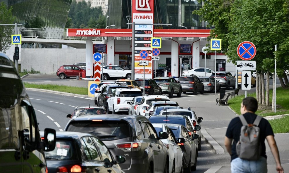 Redovi na benzinskim postajama u Rusiji