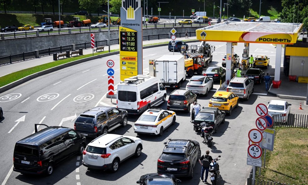Redovi na benzinskim postajama u Rusiji