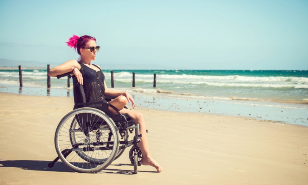 žena djevojka invalid kolica plaža