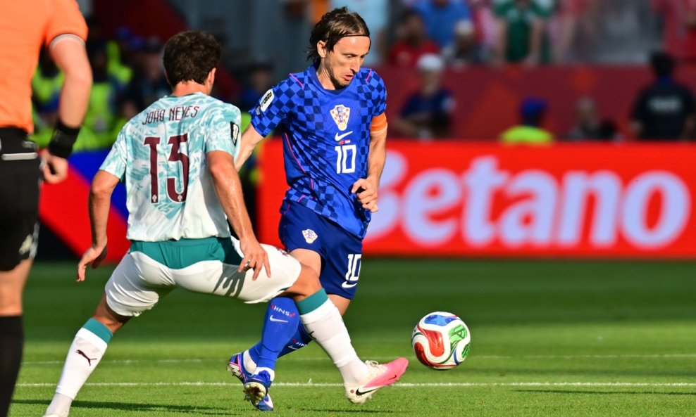 Luka Modrić vs. Joao Neves