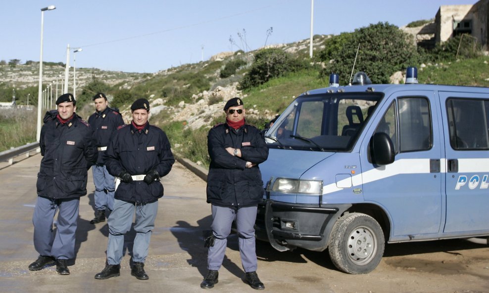 Talijanska policija spriječila 400 migranata u prelasku granice