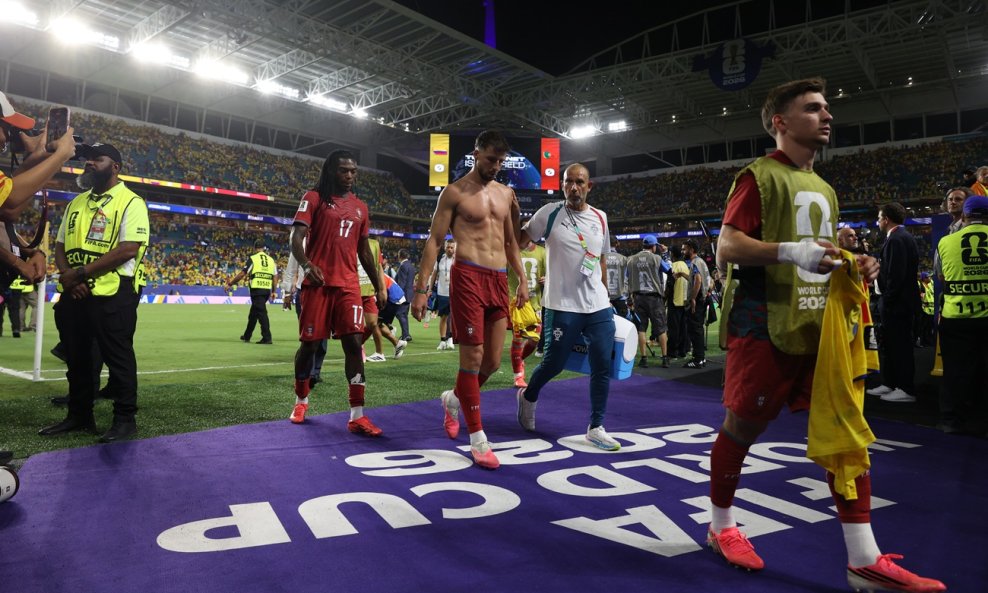 Ruben Dias (u sredini, baz majice)