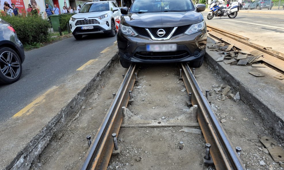 Neoprezni taksist završio na tramvajskim tračnicama