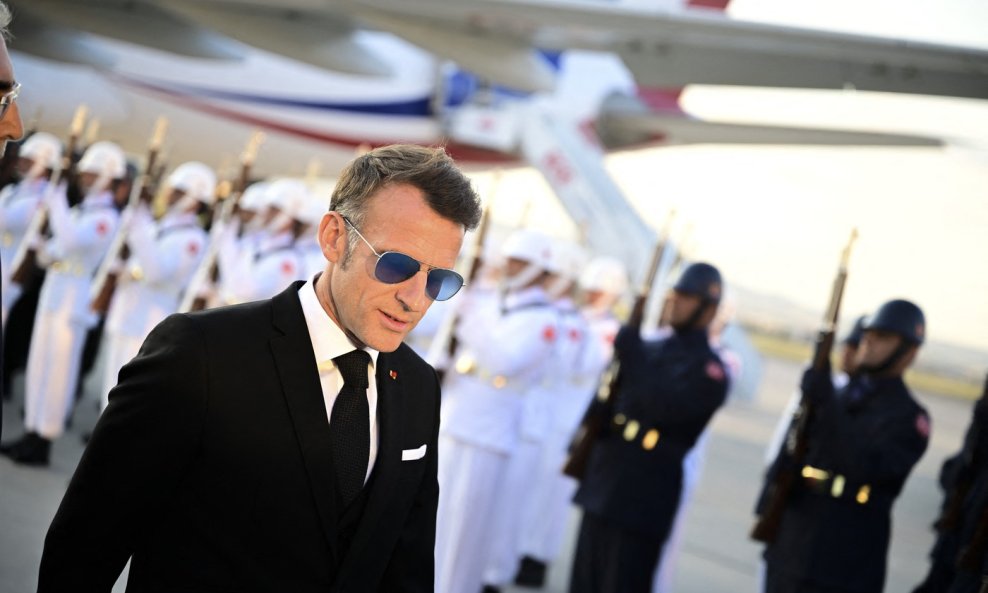 Emmanuel Macron sa sunčanim naočalama u Turskoj