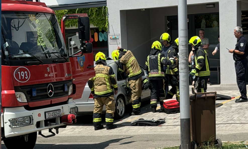 Beba ostala zaključana u automobilu u Sesvetama
