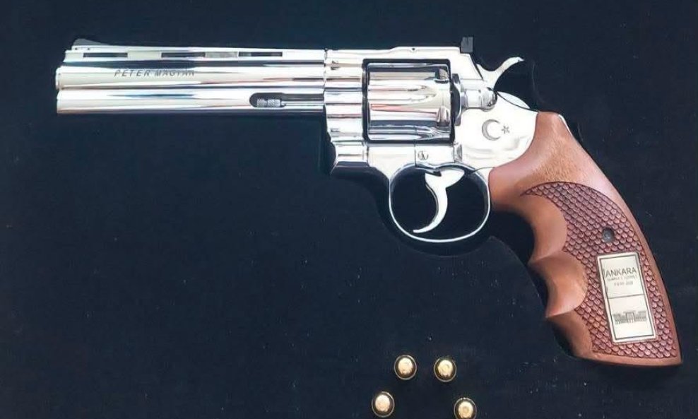 Revolver kojeg je dobio mađarski premijer