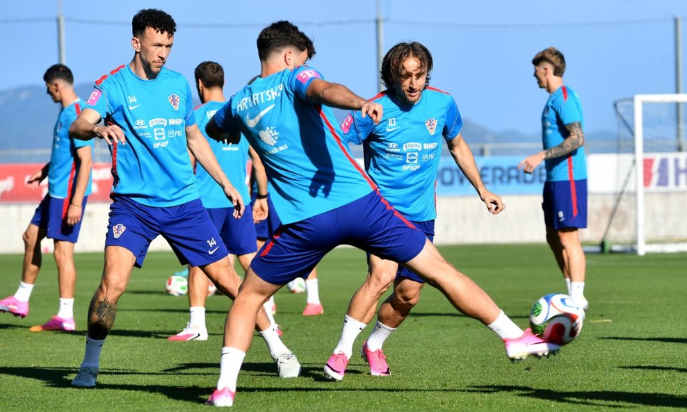 Modrić i Perišić na treningu