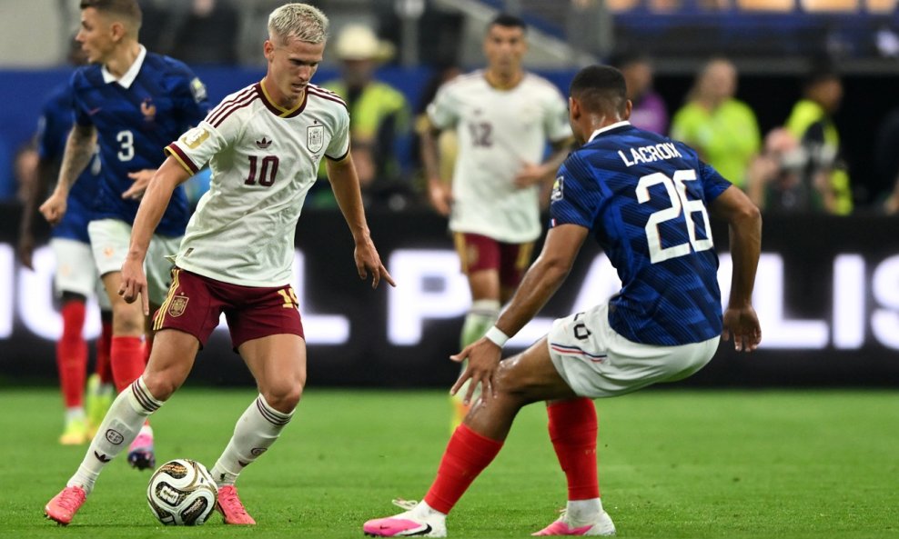 Dani Olmo vs. Maxence Lacroix
