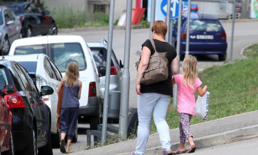 Obitelj Rolleman na odlasku iz bolnice