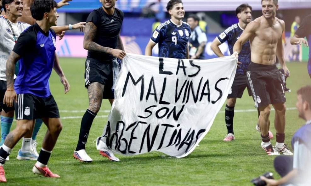 Argentinski nogometaši s natpisom 'Falklandski otoci su argentinski'