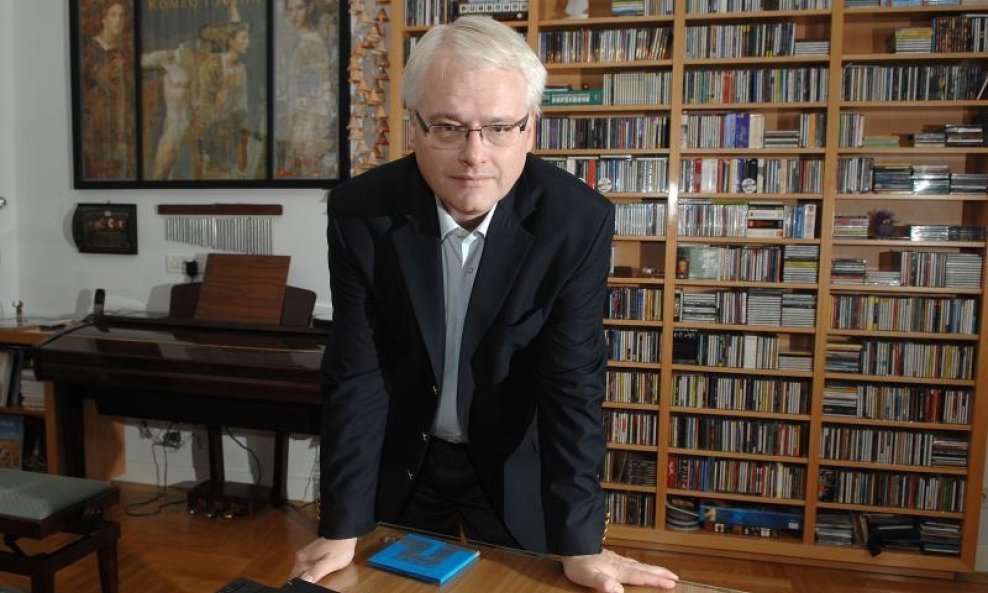 Ivo Josipović u svojoj biblioteci