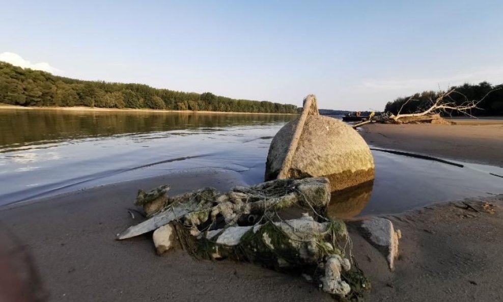 Avionska bomba iz II. svjetskog rata na obali Dunava