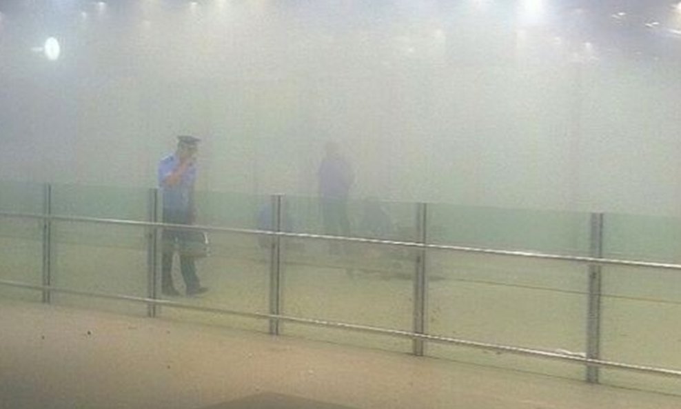 Peking aerodrom, eksplozija, dim, policajac