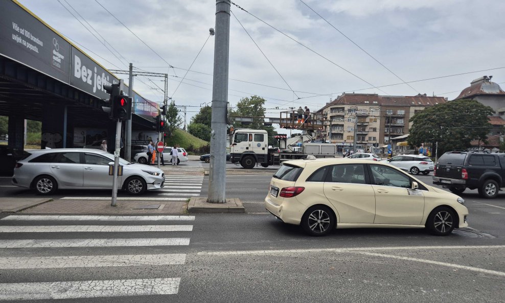 Kamion oštetio tramvajske žice