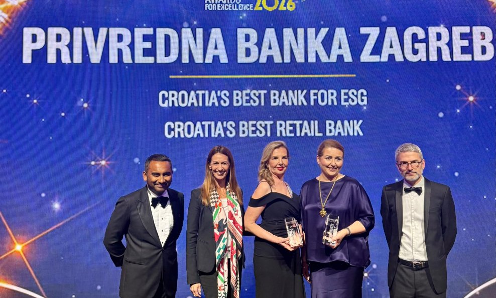 Natascia Noveri, izvršna direktorica za retail i upravljanje imovinom Sektora inozemnih banaka Intesa Sanpaolo, Jadranka Primorac, savjetnica Uprave i Andrea Pavlović, članica Uprave, s predstavnicima nagrade Euromoney