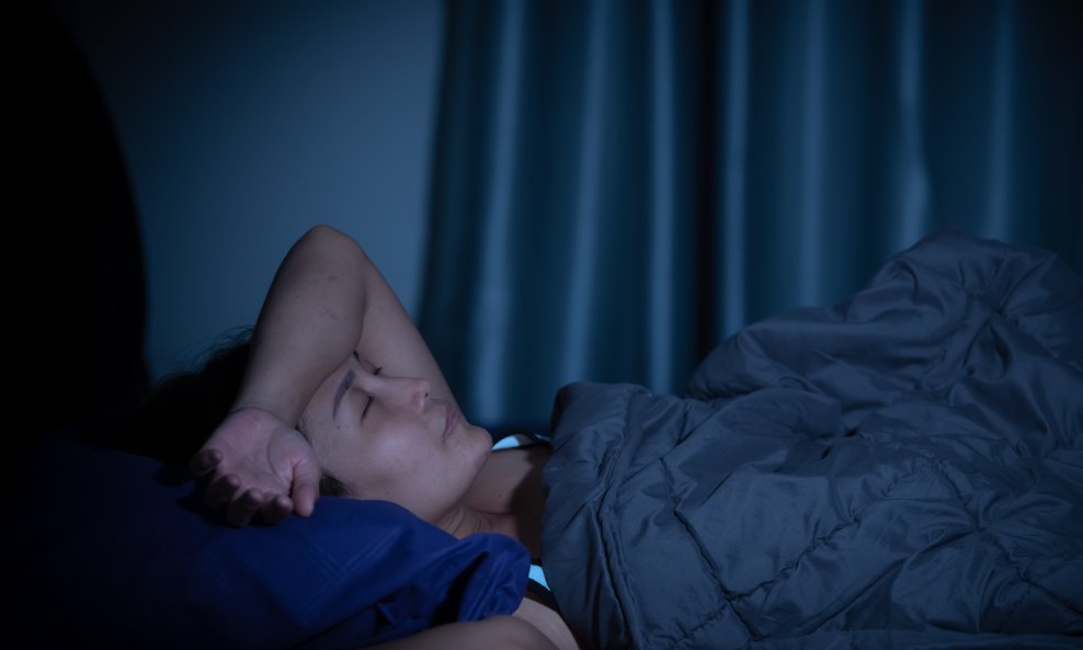 Izloženost svjetlu smanjuje proizvodnju melatonina, hormona koji pomaže da zaspite i ostanemo u snu