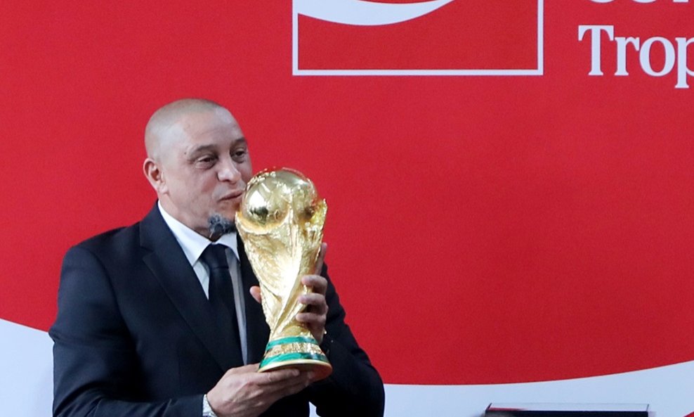 Roberto Carlos s peharom namijenjenim za svjetske prvake
