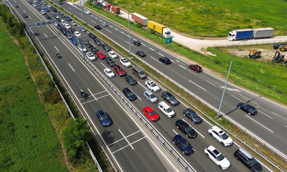 Kolona kod naplatne postaje Lučko