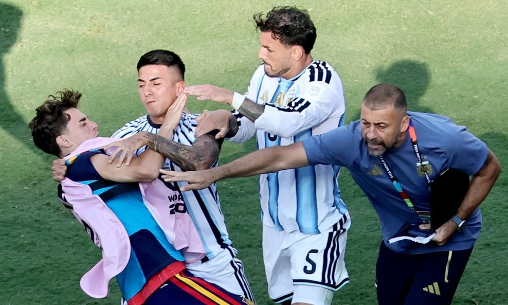 Nahuel Molina (d) i Leandro Paredes napali su Gavija