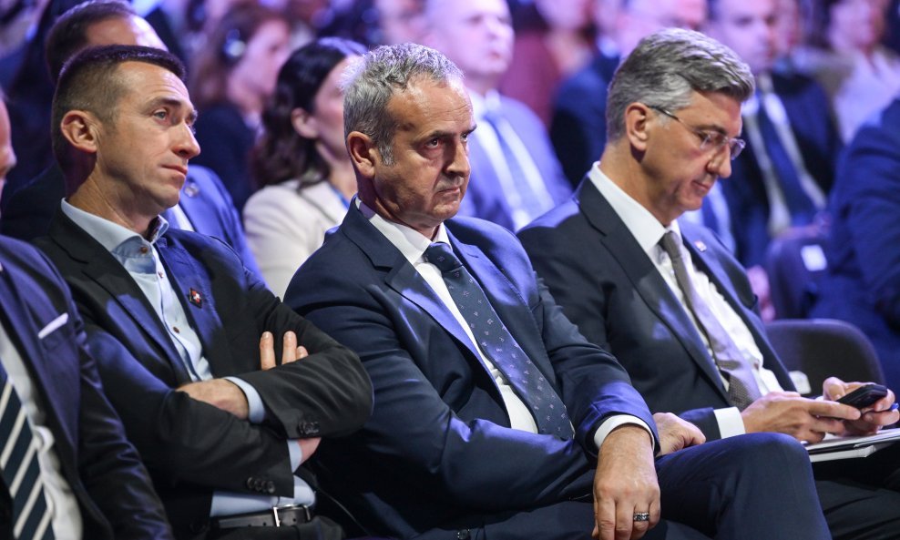 Iako još uvijek u koaliciji, stranke koje predvode Ivan Penava i Andrej Plenković sve su udaljenije