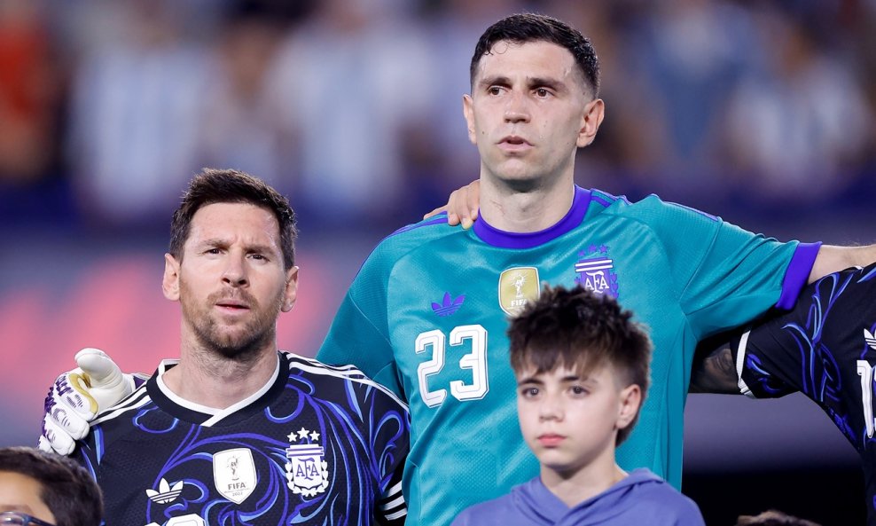 Lionel Messi (L) i Emiliano Martinez