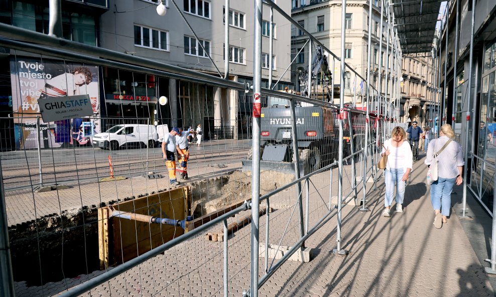 Gradnja podzemnog spremnika na rubu Jelačića i Ilice