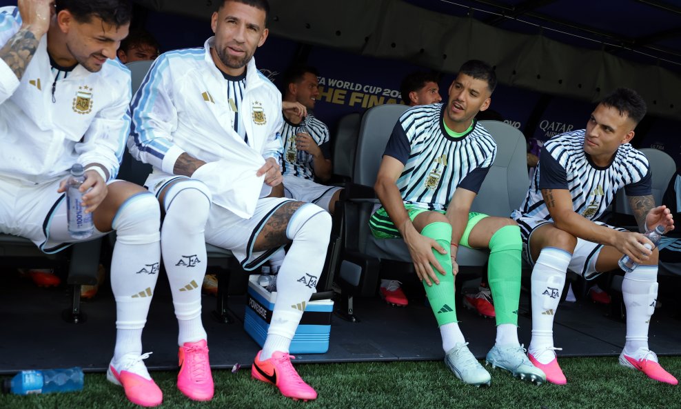 Lautaro na klupi