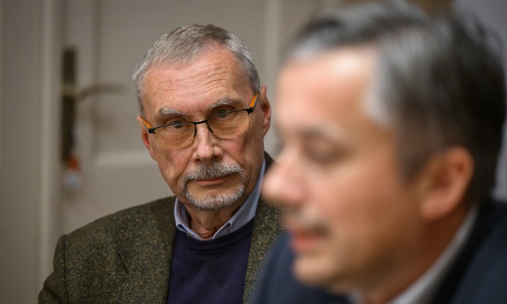 Mirko Orlić (u pozadini)