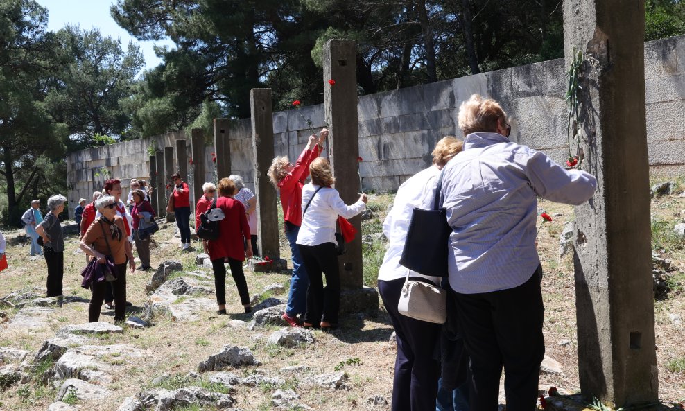 Spomenik Radi Končaru u Šibeniku prije pojave prijenosnih toaleta
