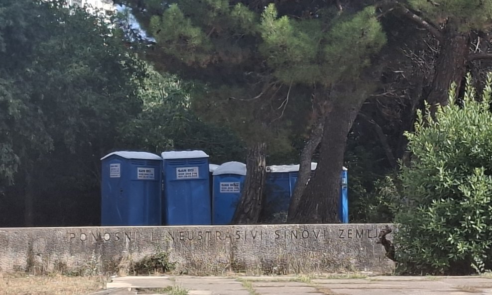 Zahodi u spomen parku Šubićevac