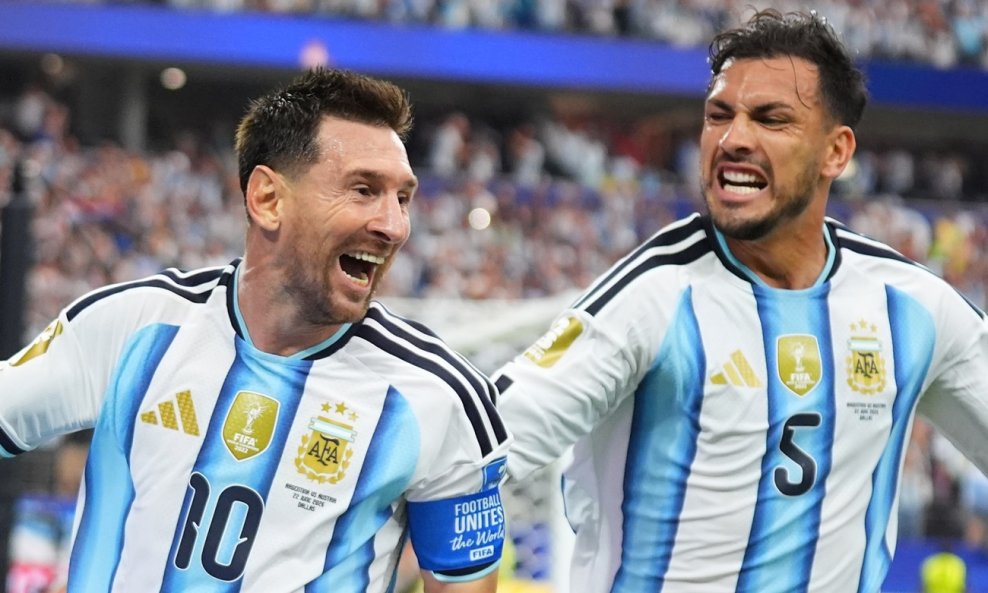 Lionel Messi (L) i Leandro Paredes
