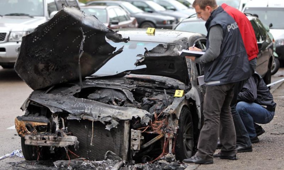 Zapaljen BMW boksača Veljka Šaponje požar