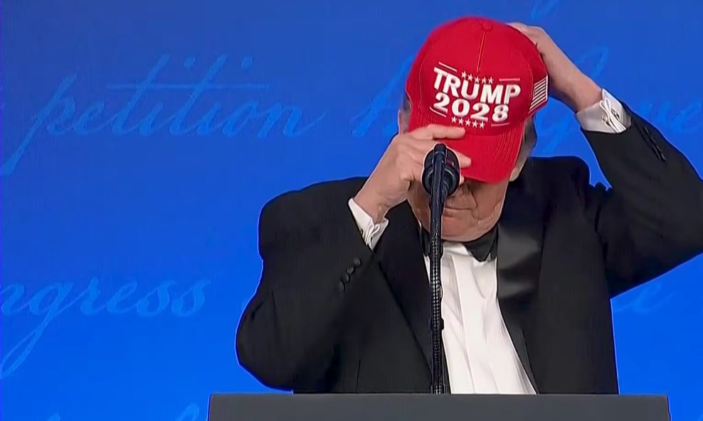 Trump je na večeri s novinarima stavio kapu Trump 2028 sugerirajući da će se opet kandidirati