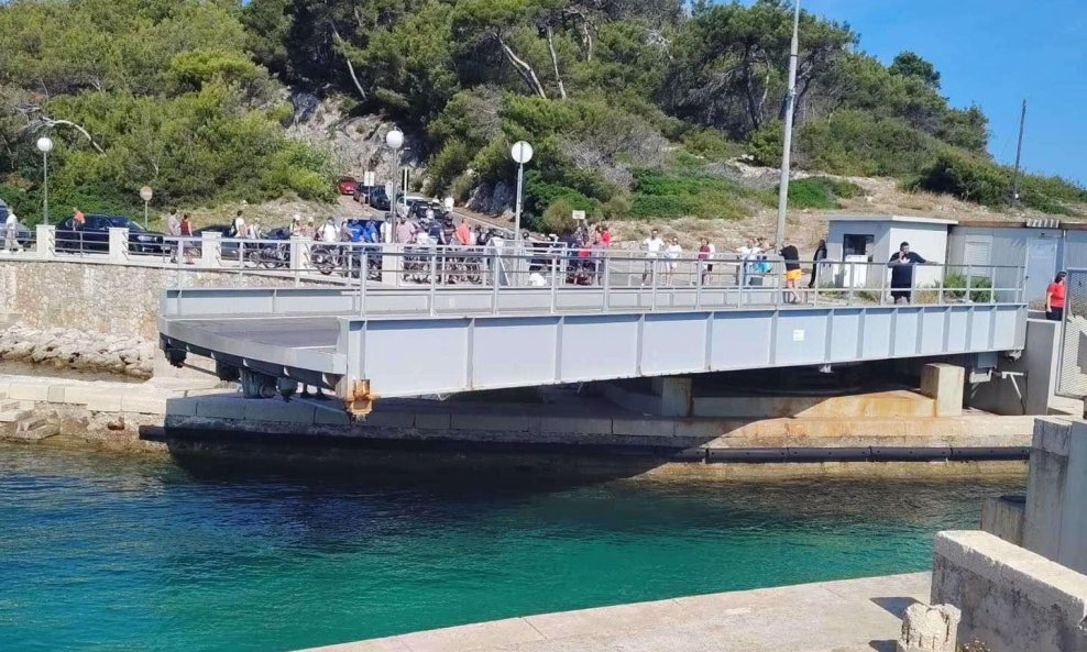 Most na Privlaci u kvaru