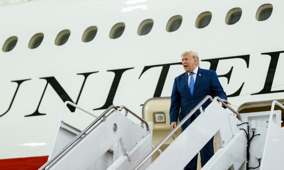 Donald Trump u avionu