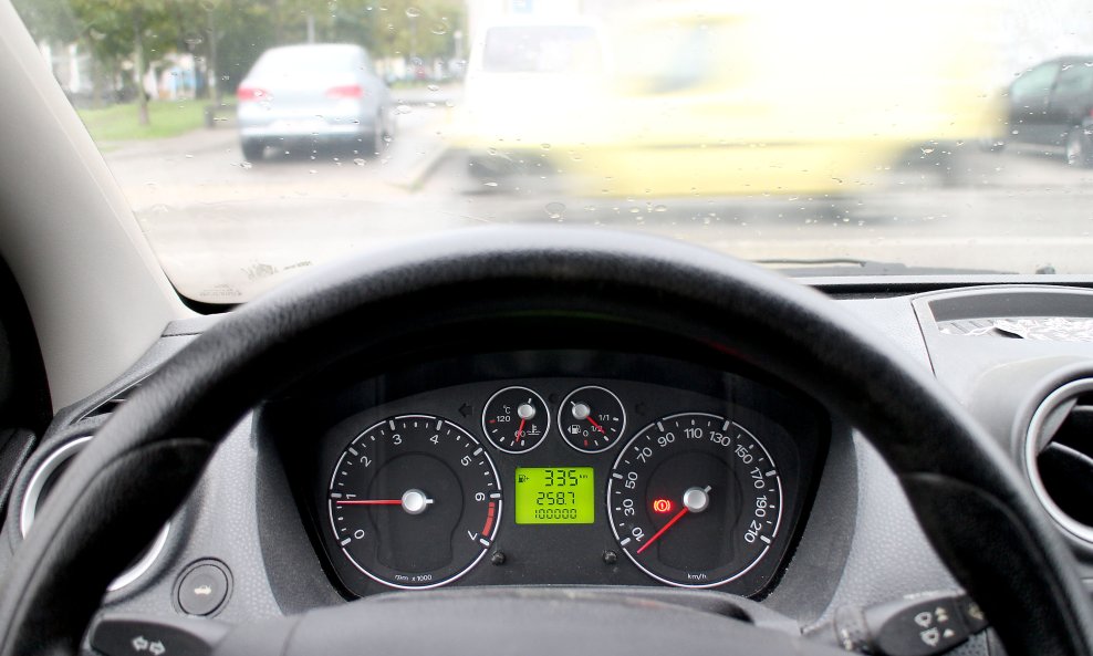 Instrument ploča automobila