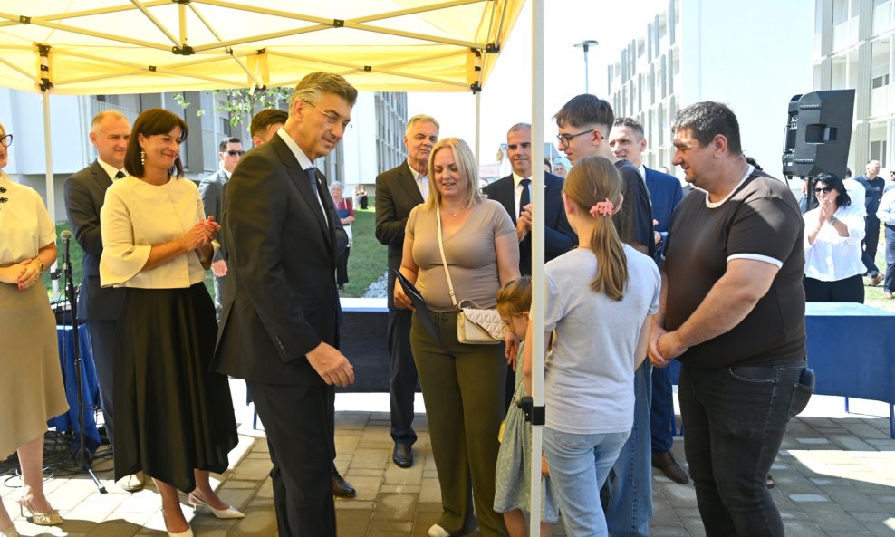 Andrej Plenković podijelio još ključeva u Sisku i Petrinji u sklopu obnove od potresa
