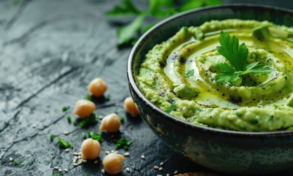Humus možete poslužiti kao predjelo ili lagani zalogaj uz tostirani kruh, krekere i svježe povrće.