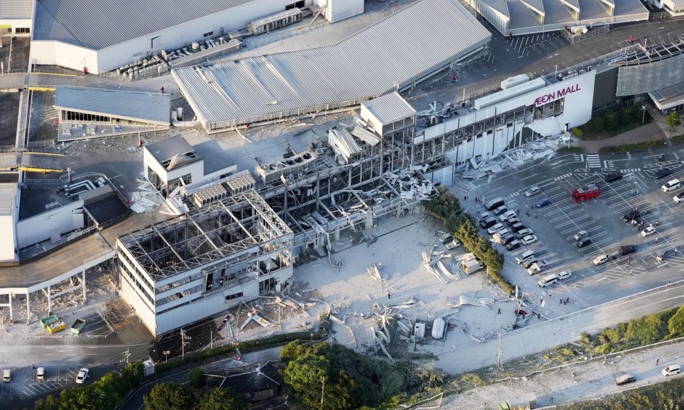 Potres u Japanu uzrokovao je eksploziju i urušavanje trgovačkog centra