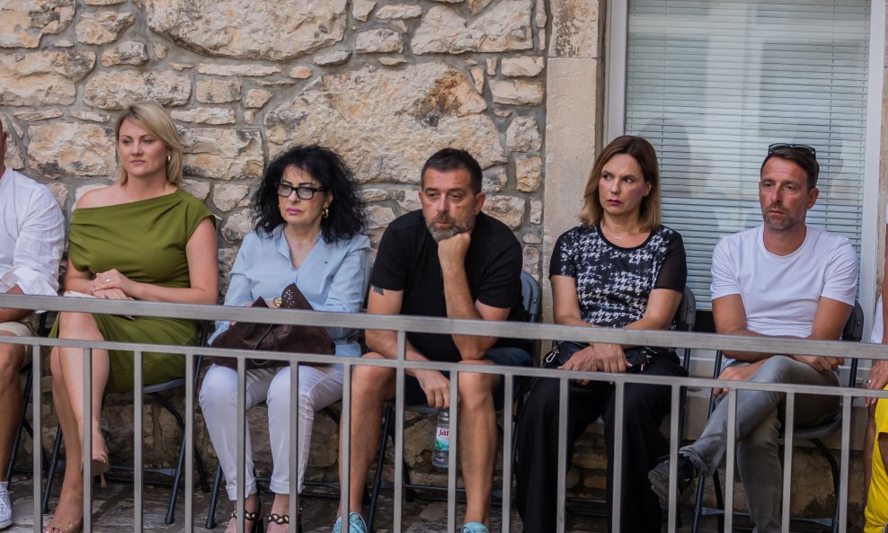 Vesna Dragojević sa sinovima