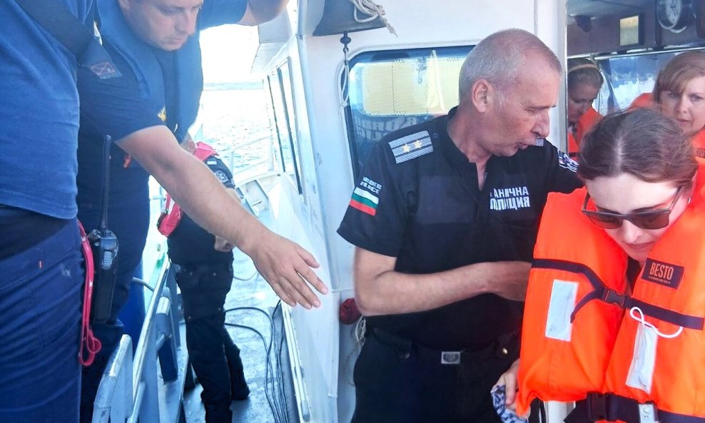 Brod se nasukao na Dunavu, u tijeku evakuacija putnika