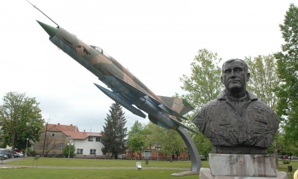 05.05.2013., Gornja Stubica - 16. Susreti za Rudija u spomen obiljezavanja smrti Hrvatskog vojnog pilota Rudolfa Peresina koji je izgubio zivot u vojnoj akciji "Bljesak". Vojni i politicki duznosnici polozili su vijence i svijece ispod njegove biste u spo