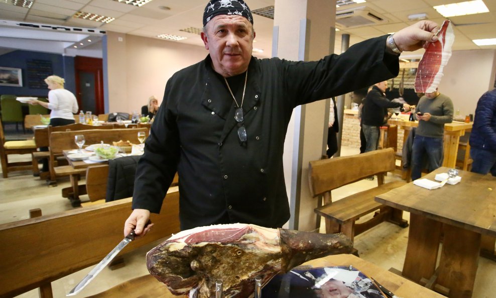 Željko Kerum reže pršut