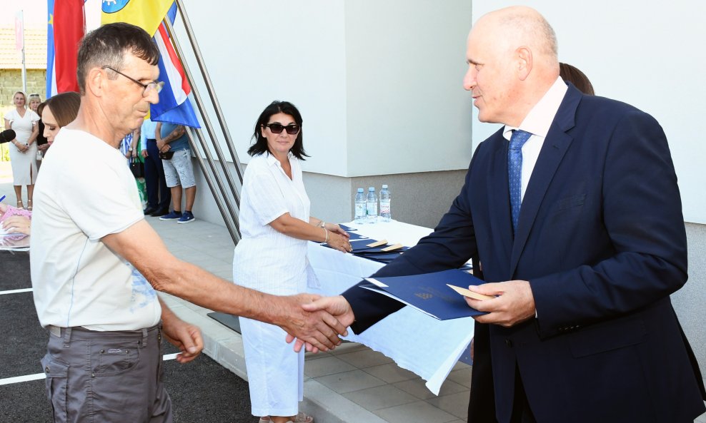 Branko Bačić podijelio 19 ključeva korisnicima u Sunji