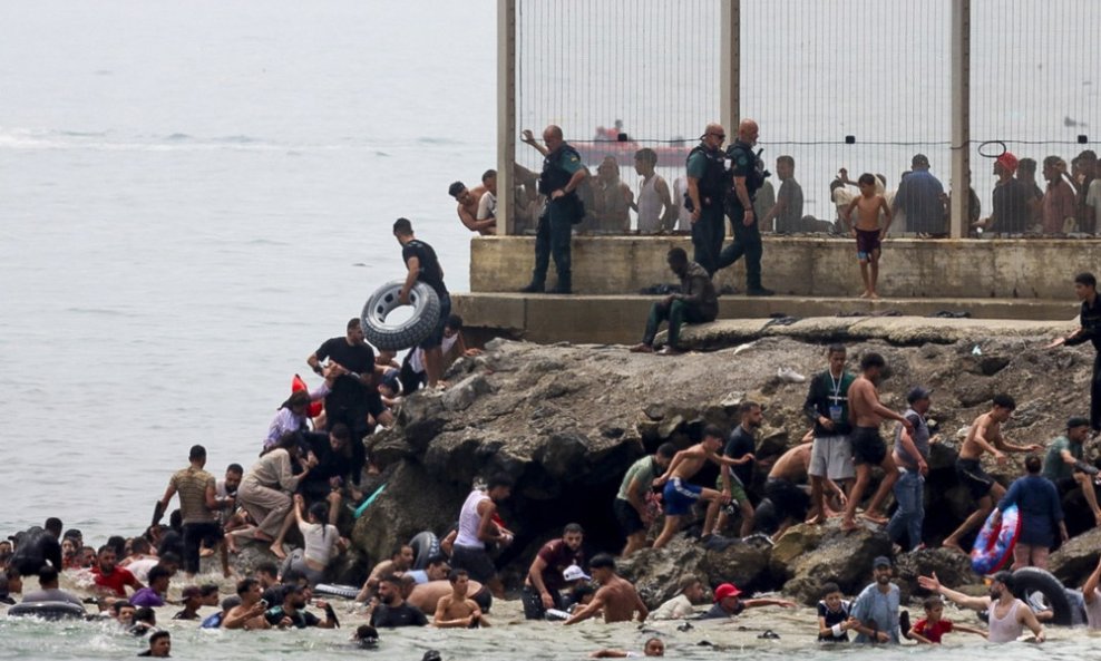 Migranti ulaze u Ceutu