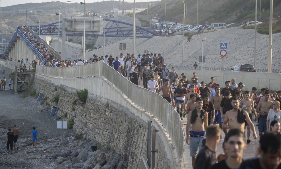 Tisuće migranata u petak su ušle u Ceutu