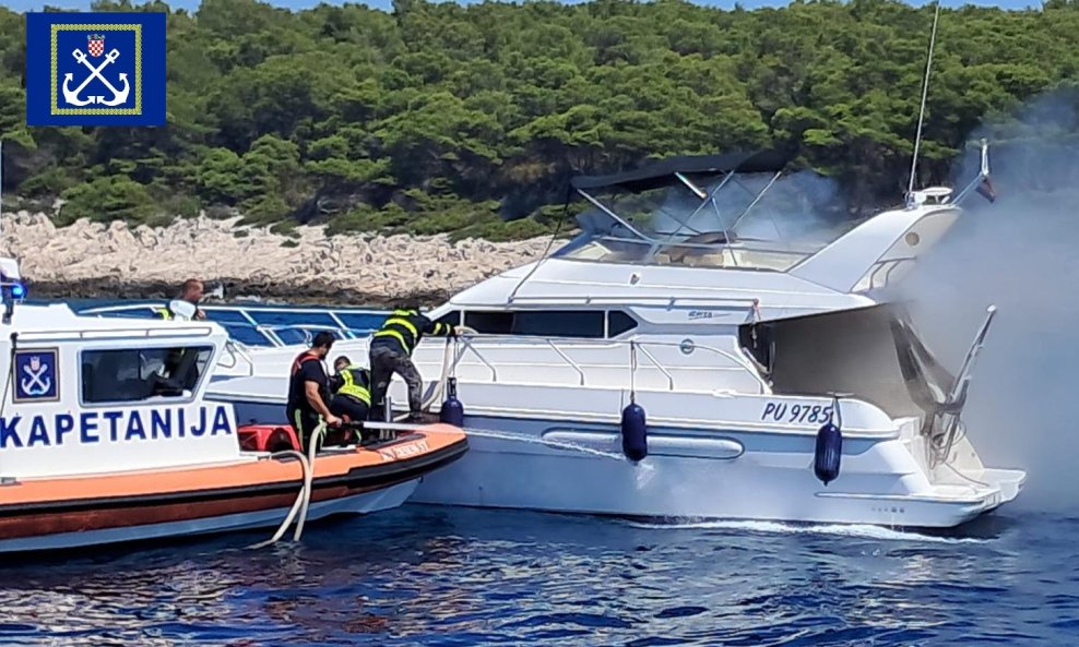 Vatrogasci spašavali ljude na brodu koji se zapalio kod Hvara